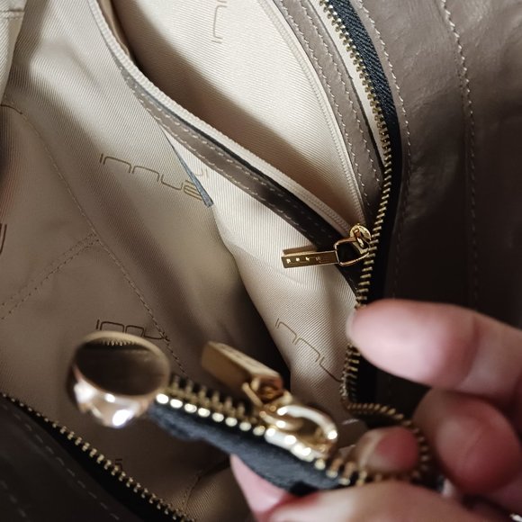 Elegant Two-Tone Leather Handbag - Picture 5 of 15